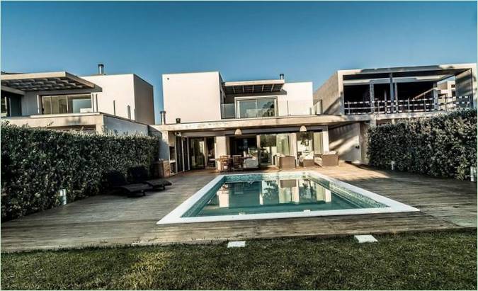 Piscina in un cortile