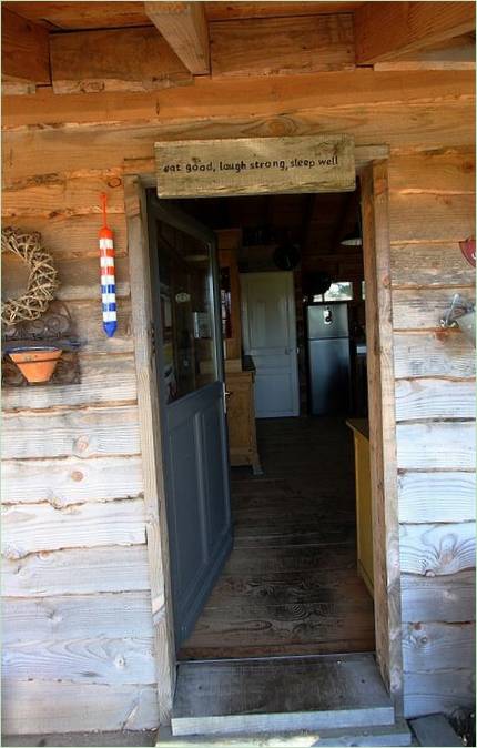 Porta d'ingresso di una casa di campagna in Francia