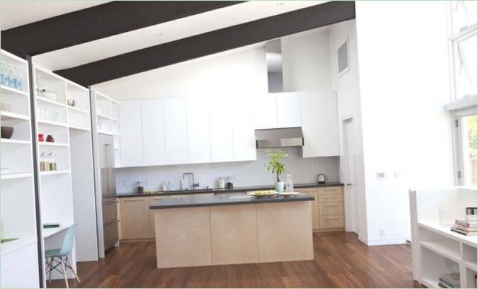 Interno della cucina di una casa moderna ad alta efficienza energetica Net Zero Energy