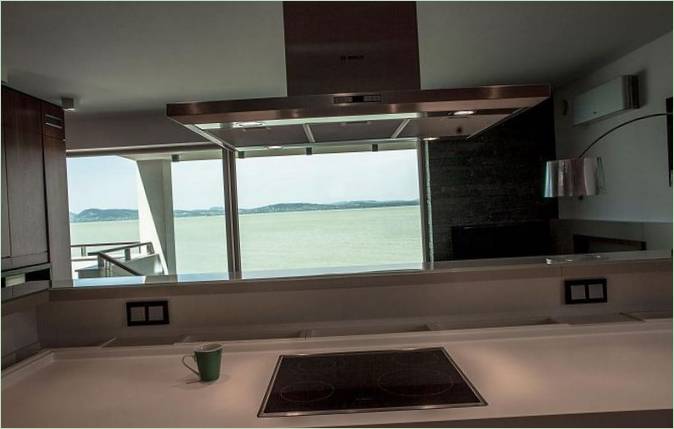 Cappa da cucina nella moderna cucina di Lakeside Home