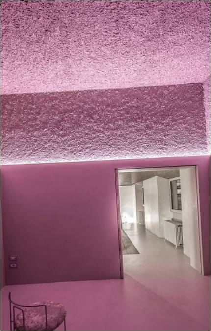 Insolito interno di una casa a Roma, Italia, di Antonino Cardillo