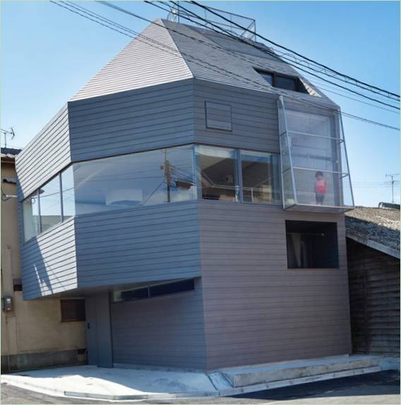 La facciata di una casa insolita a Matsubara