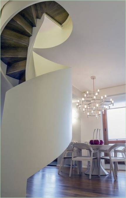 Attico di Casa Con Dependance. Scala a chiocciola
