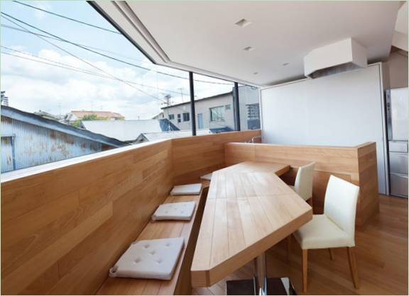 Interno di una cucina con zona pranzo