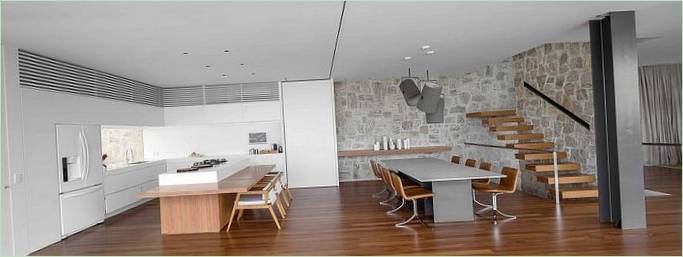 La sala da pranzo di una casa di campagna minimalista in Brasile