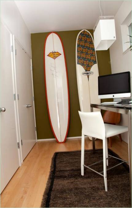Tavole da surf negli interni dell'ufficio di casa