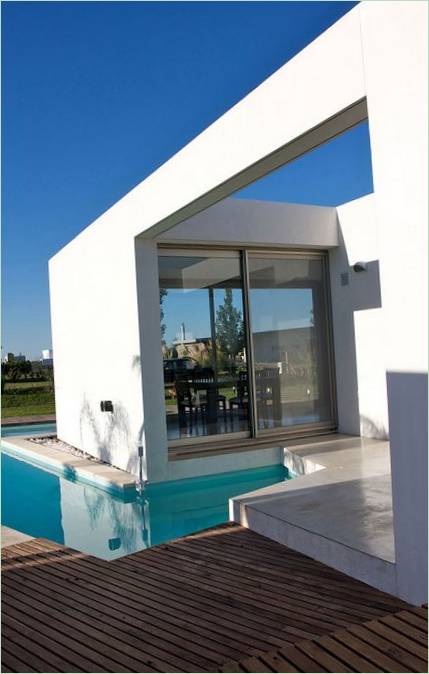 Cottage DT Puerto Roldán di VismaraCorsi Arquitectos