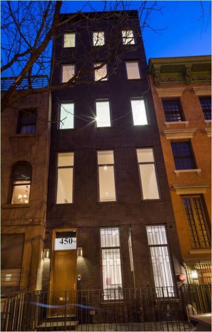 Una casa a schiera di cinque piani a New York