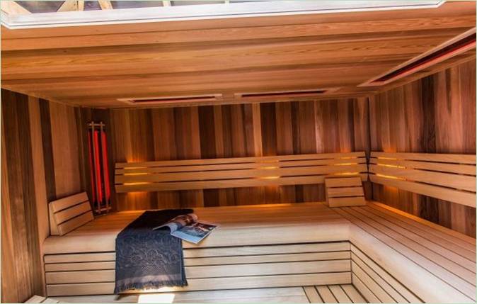 La sauna elettrica accanto alla piscina in giardino
