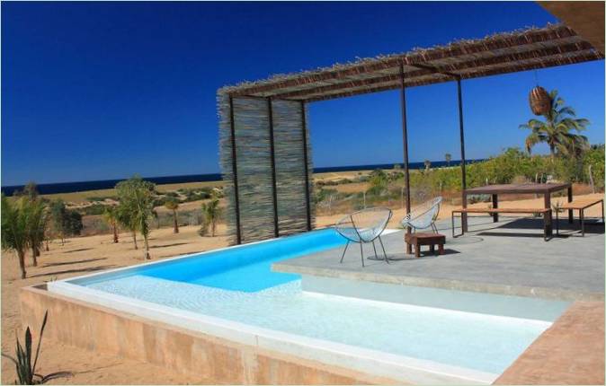Area lounge a bordo piscina nella casa in Messico
