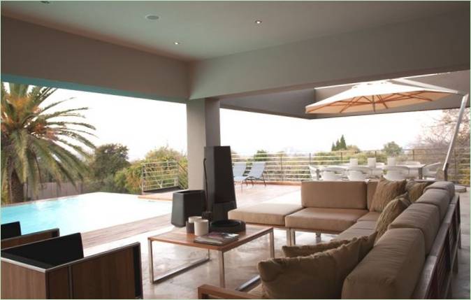 Veranda esterna con piscina
