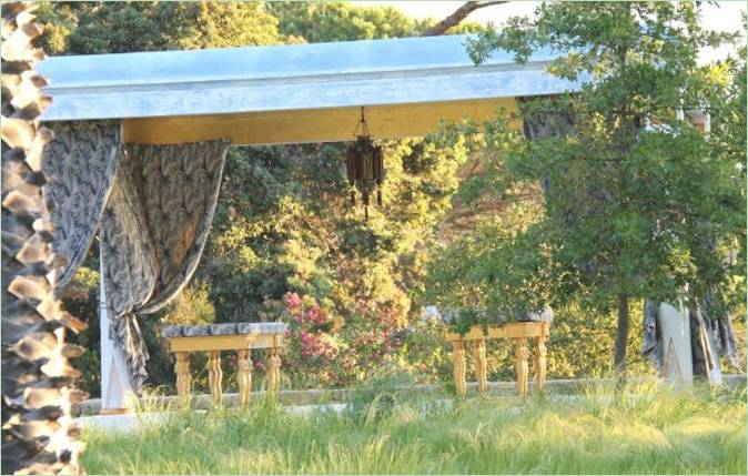 Giardino esotico con pergola a Enigma Mansion