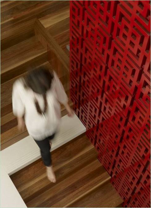 Una donna scende le scale di un cottage