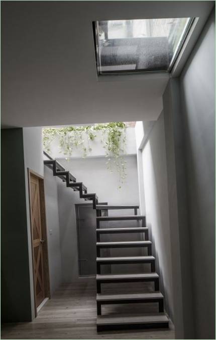 Scala elegante per il piano superiore