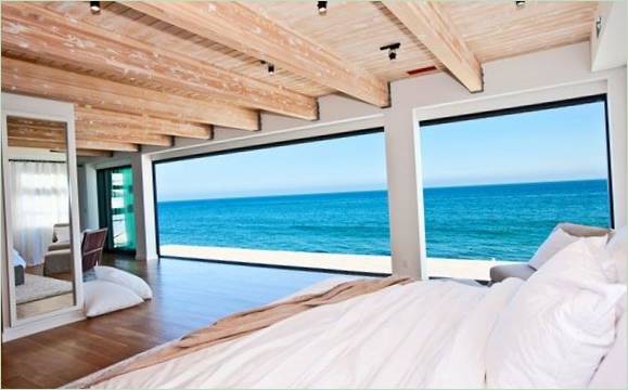 Camera da letto in una casa sulla spiaggia con vista sull'oceano
