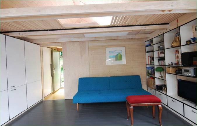 Rivestimenti in legno alle pareti e al soffitto del soggiorno