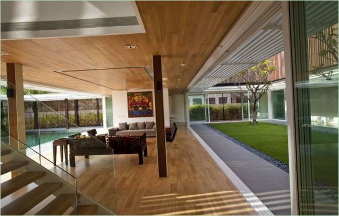 Design del soggiorno e del giardino di 9 Jalan Siap Villa di ONG&ONG a Singapore