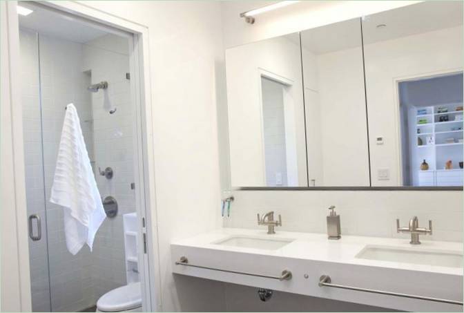 L'interno del bagno di una casa moderna a energia zero