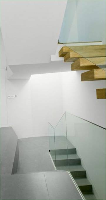 Interno dell'elegante residenza a due piani House C di RTA Office, Barcellona