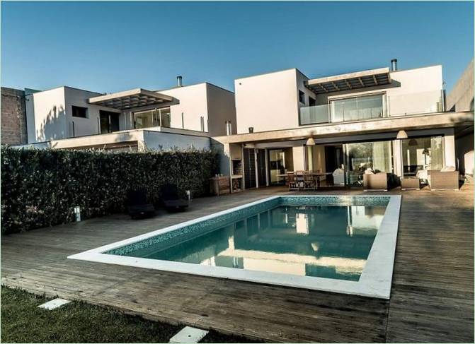 Piscina nel patio di un residence