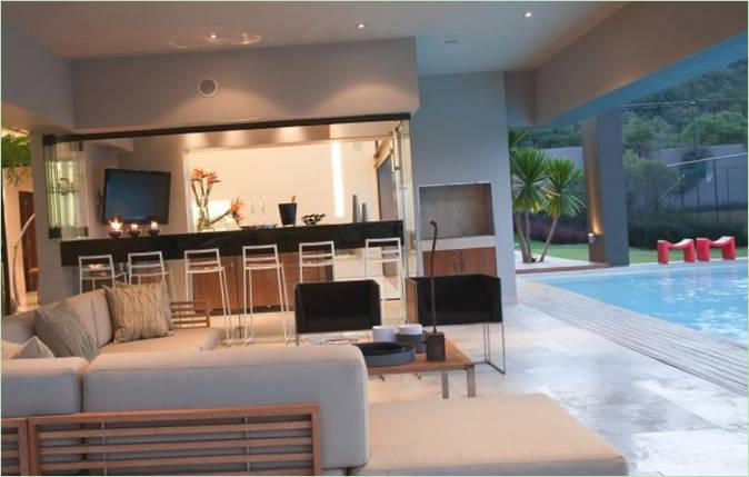 Veranda esterna con piscina