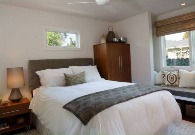 Interno di camera da letto di casa di campagna in California