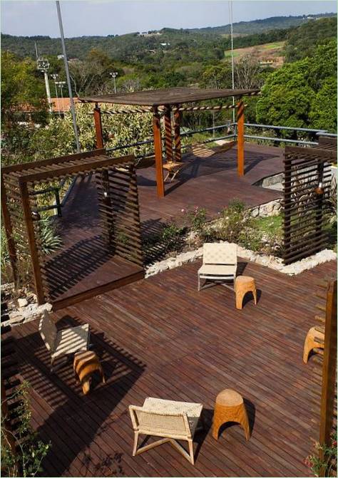 Ampia terrazza con pergole