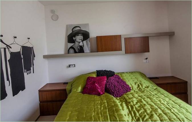 Camera da letto con decorazione murale insolita