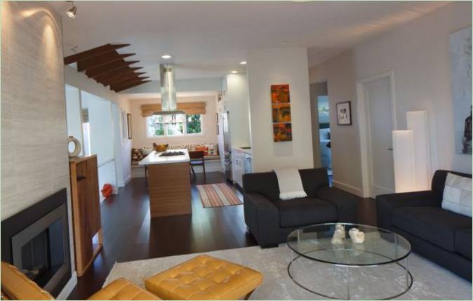 Interno del soggiorno di una casa di campagna in California
