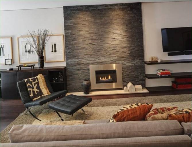 Interior design del soggiorno: un camino in pietra chiuso