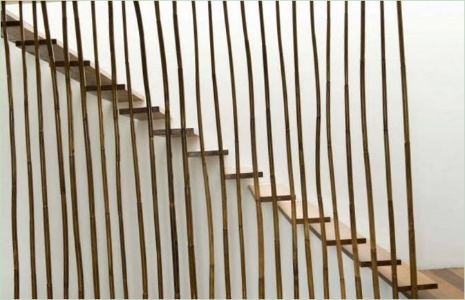 Ringhiera delle scale in bambù all'interno della casa