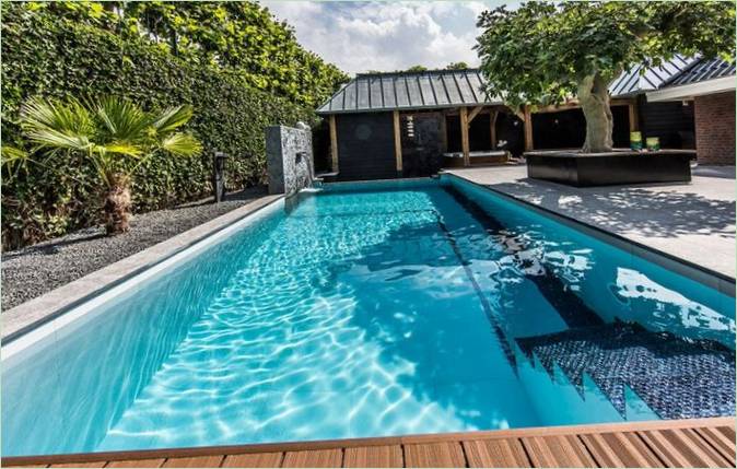 Piscina all'aperto in cortile