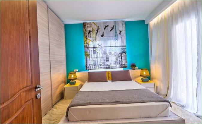 Una camera da letto accogliente dai colori turchesi