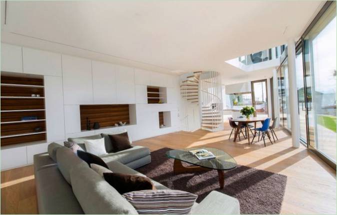 Un insolito design bianco per una casa in Svizzera: una casa di primavera Un insolito progetto di casa bianca in Svizzera: un design primaverile