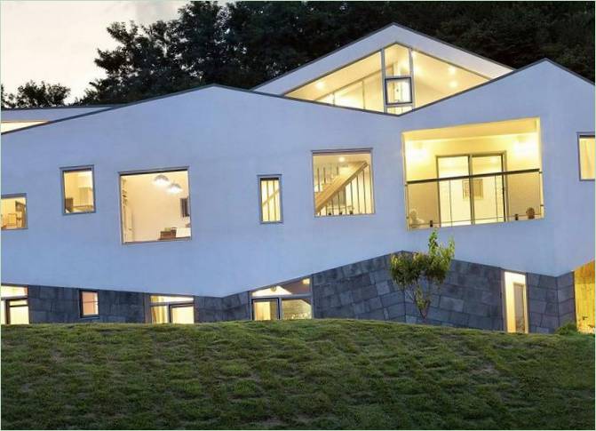 Una casa meravigliosa con la luce della sera