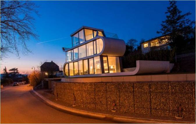 Un insolito disegno bianco in Svizzera: di notte Un insolito design bianco in Svizzera: di notte