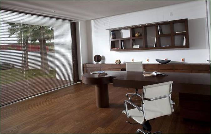 Mobili in legno in un ufficio domestico