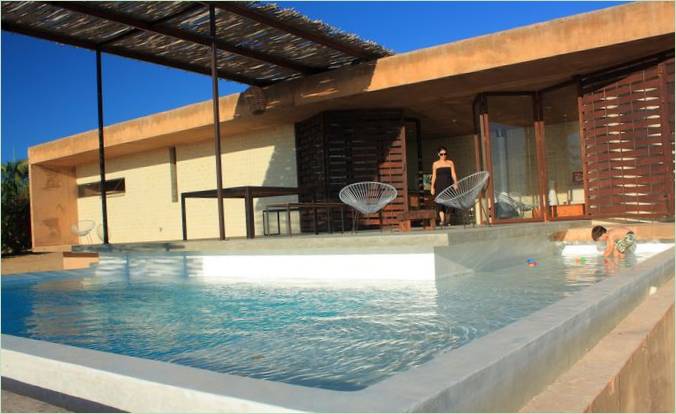 Terrazza lounge a bordo piscina di una casa in Messico
