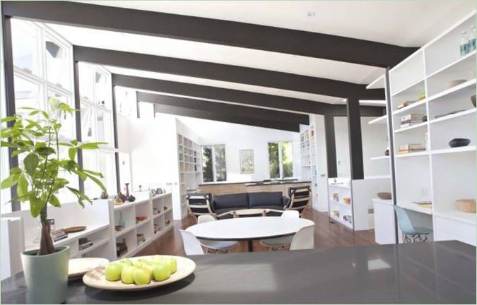 Interno del soggiorno della casa moderna ad alta efficienza energetica Net Zero Energy