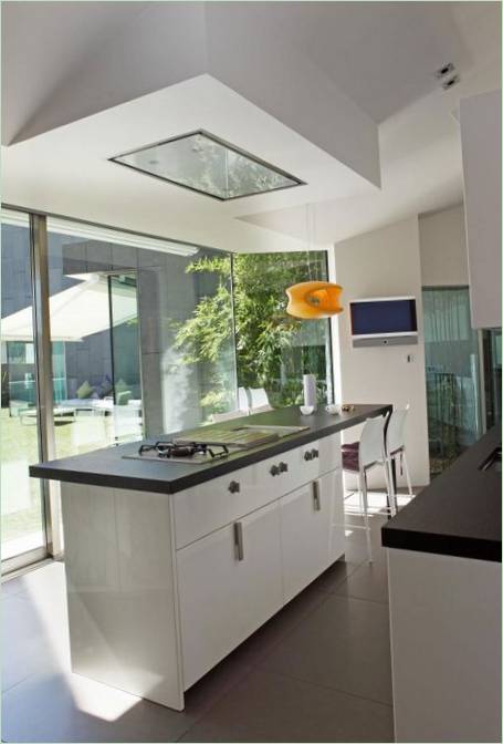 Interno dell'elegante residenza a due piani House C di RTA Office, Barcellona