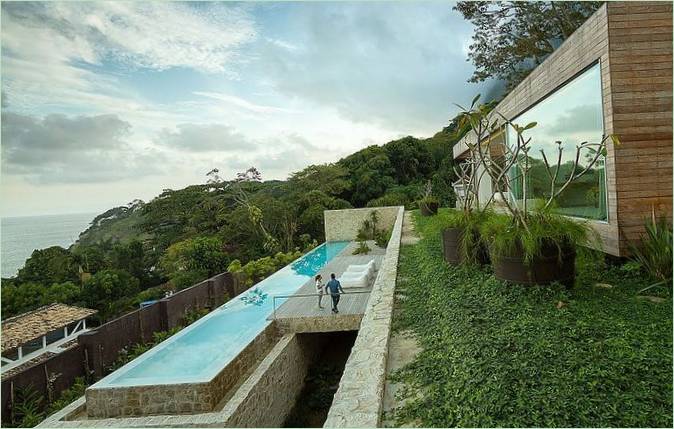 Vista sulla piscina di una casa di campagna in Brasile