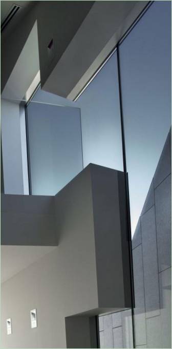 Interno dell'elegante residenza a due piani House C di RTA Office, Barcellona