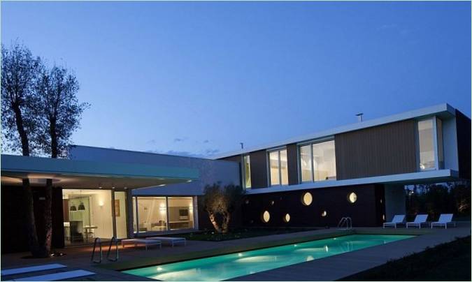Illuminazione della piscina per una villa a Lodi, Italia