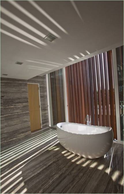 ONG&ONG progetta la vasca da bagno di 9 Jalan Siap Villa a Singapore