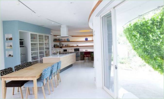 La sala da pranzo è illuminata da una luce soffusa