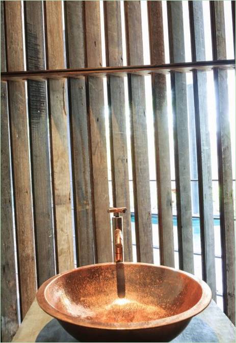 Lavabo e rubinetto in rame all'interno del bagno