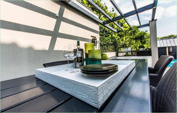 Design elegante della piscina in giardino