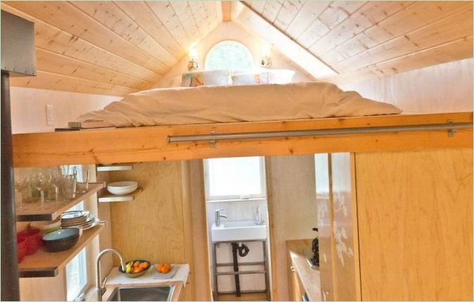 Camera da letto nella mansarda di una casa in miniatura