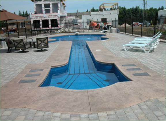 Un'insolita chitarra da piscina