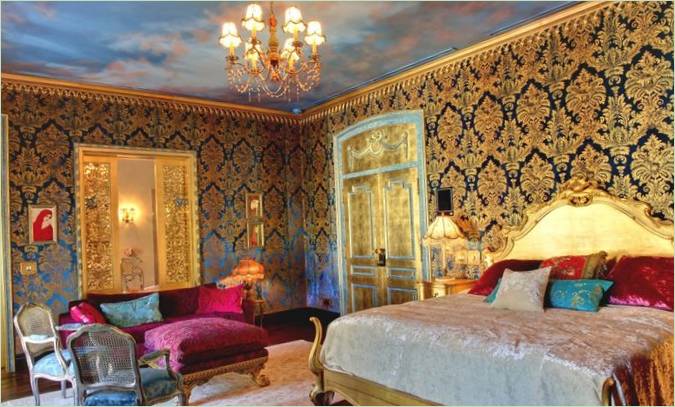 Una camera da letto nella villa Enigma